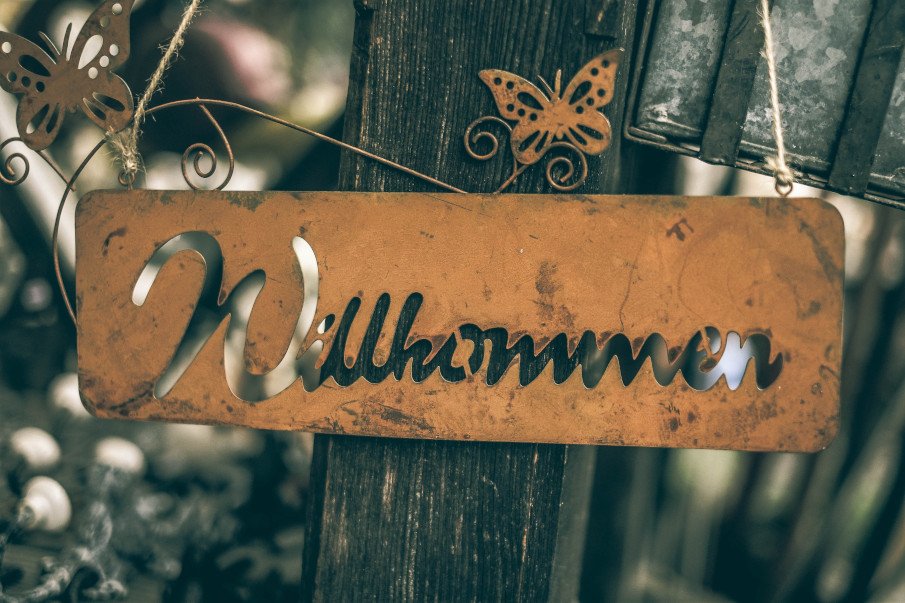 a sign with the word "welcome" written in German