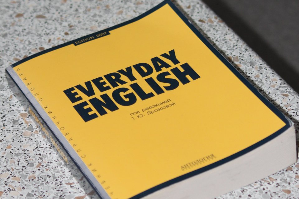 book with a yellow cover with the words "everyday english" written on it
